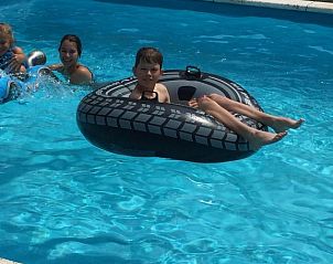 Kinderen spelen in zwembad van Bed & Breakfast Zeeland, Noordwelle, Schouwen-Duiveland.