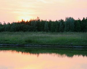 Serene zonsondergang over een veld nabij Bed & Breakfast Zeeland, Noordwelle.