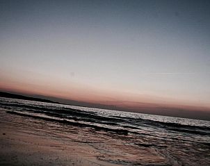 Rustige zee bij schemering in de buurt van Bed & Breakfast Zeeland, Noordwelle.