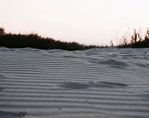 Zandduinen bij zonsondergang in de buurt van Bed & Breakfast Zeeland, Noordwelle.