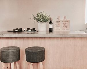 Gezellige keukenhoek in Bed & Breakfast Zeeland, Noordwelle, met moderne inrichting.