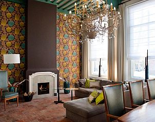 Gezellige woonkamer met open haard bij Bed en Brood - Veere, sfeervol verblijf in Walcheren, Zeeland