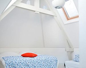 Lichte slaapkamer met dakraam bij Bed en Brood - Veere, sfeervol verblijf in Walcheren, Zeeland