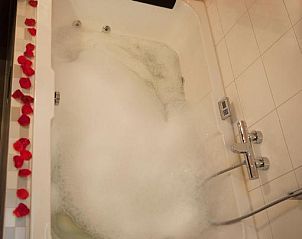 Romantisch bad met rozenblaadjes bij Bed en Brood - Veere, luxe verblijf in Walcheren, Zeeland