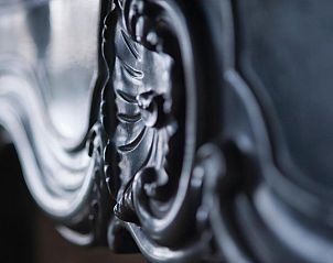 Detail van antiek meubilair bij Bed en Brood - Veere, historische B&B in Walcheren, Zeeland