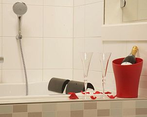 Luxe badkamer met champagne bij Bed en Brood - Veere, romantisch verblijf in Walcheren, Zeeland