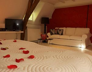 Romantische slaapkamer met rozenblaadjes bij Bed en Brood - Veere, sfeervol verblijf in Walcheren, Zeeland