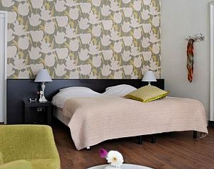 Stijlvolle slaapkamer met kroonluchter bij Bed en Brood - Veere, luxe B&B in Walcheren, Zeeland