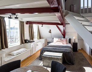 Lichte slaapkamer in B&B Parijs aan de Kaai, Middelburg, met houten balken.