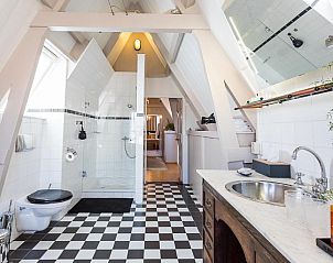 Moderne badkamer in B&B Parijs aan de Kaai, Walcheren, met luxe voorzieningen.