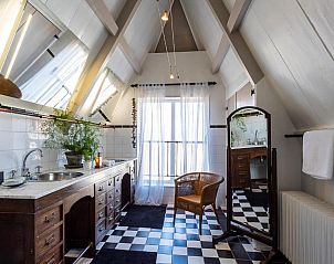 Stijlvolle badkamer met marmeren wastafel in B&B Parijs aan de Kaai, Zeeland.