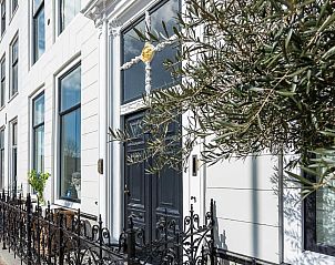 Vooraanzicht van B&B Parijs aan de Kaai in Middelburg, met charmante gevel.