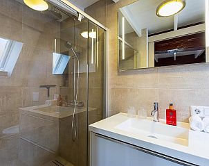 Moderne douche in B&B Parijs aan de Kaai, Middelburg, met strakke afwerking.