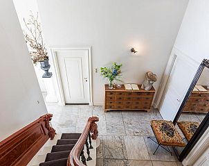 Lichte hal in B&B Parijs aan de Kaai, Middelburg, met marmeren vloer.