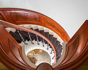 Klassieke trap in B&B Parijs aan de Kaai, Zeeland, met houten details.