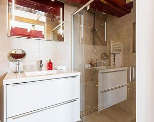 Luxe badkamer met glazen douche in B&B Parijs aan de Kaai, Middelburg.