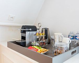 Koffie- en theefaciliteiten in B&B Parijs aan de Kaai, Zeeland, met lekkernijen.