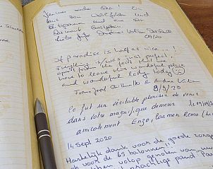 Gastenboek met handgeschreven notities in B&B Parijs aan de Kaai, Zeeland.