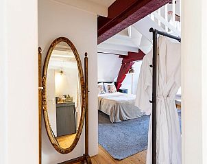 Slaapkamer met spiegel in B&B Parijs aan de Kaai, Walcheren, elegant design.