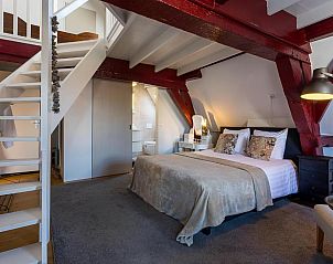 Slaapkamer met trap naar zolder in B&B Parijs aan de Kaai, Zeeland, knus en stijlvol.