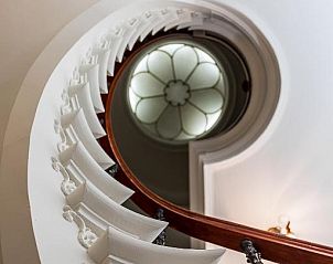 Unieke wenteltrap in B&B Parijs aan de Kaai, Walcheren, met sierlijke details.