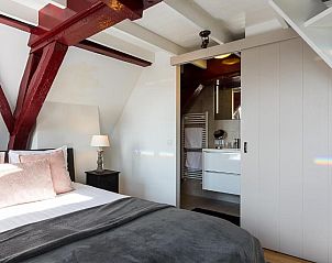 Lichte slaapkamer met badkamer in B&B Parijs aan de Kaai, Walcheren, modern comfort.