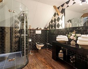 Luxury bathroom in Cottage in Stieltjeskanaal, bed and breakfast in Drenthe with modern amenities and stylish finishes.