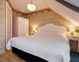 Cozy bedroom in Cottage in Stieltjeskanaal, bed and breakfast in Drenthe with comfortable bed and warm ambiance.