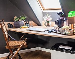 Knus bureau in Huisje in Stieltjeskanaal, Zuidoost Drenthe, met uitzicht op de natuur en voorzien van koffiehoek.