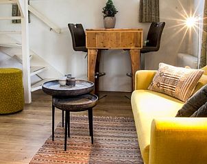 Moderne woonkamer in Vakantiehuis in Diever, Zuidwest Drenthe, met een knusse zithoek en houten eettafel.