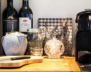 Koffiehoek in Vakantiehuis in Diever, Zuidwest Drenthe, met koffiezetapparaat en diverse dranken voor een ontspannen verblijf.