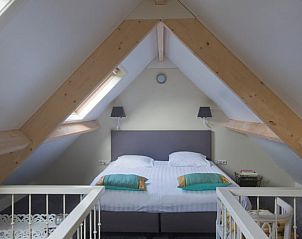 Sfeervolle slaapkamer in Vakantiehuis in Diever, Zuidwest Drenthe, met houten balken en een comfortabel tweepersoonsbed.