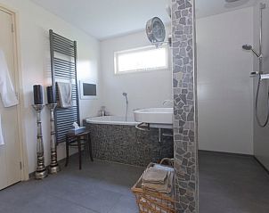 Luxe badkamer in Vakantiehuis in Diever, Zuidwest Drenthe, met moderne voorzieningen en een stijlvolle badkuip.