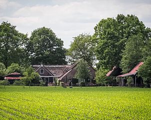 Panoramisch uitzicht op Vakantiehuis in Diever, Zuidwest Drenthe, omringd door groene velden en natuur.