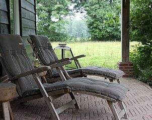 Comfortabele ligstoelen op het terras van Vakantiehuis in Diever, Zuidwest Drenthe, ideaal om te ontspannen in de natuur.