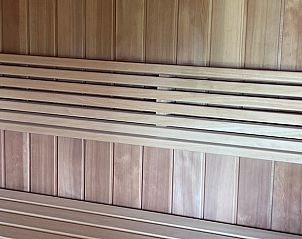 Comfortabele houten banken in de sauna van Vakantiehuisje in Kraggenburg, Oostelijk Flevoland.