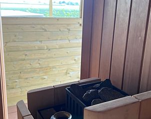 Sauna met uitzicht op de natuur bij Vakantiehuisje in Kraggenburg, Flevoland.