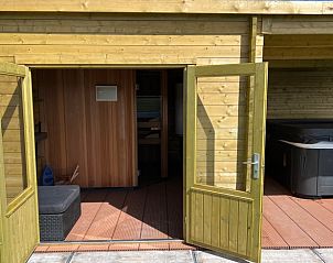 Open deuren naar sauna en jacuzzi bij Vakantiehuisje in Kraggenburg, Oostelijk Flevoland.