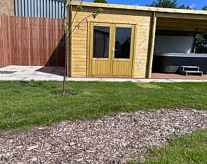 Houten veranda met jacuzzi bij Vakantiehuisje in Kraggenburg, Oostelijk Flevoland.