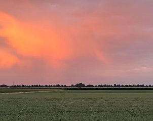 Adembenemende zonsondergang boven de velden bij Vakantiehuisje in Kraggenburg, Flevoland.