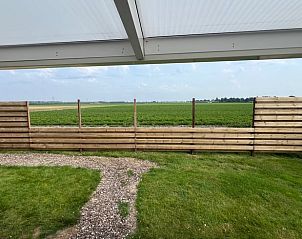 Uitzicht op de groene velden vanaf het terras van Vakantiehuisje in Kraggenburg, Oostelijk Flevoland.