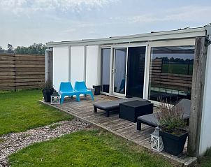 Comfortabele zitruimte op het terras bij Vakantiehuisje in Kraggenburg, Flevoland.