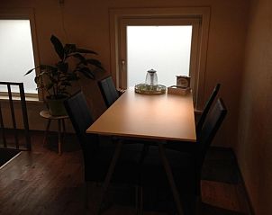 Knusse eetruimte in Vrije Vlinders bed and breakfast, Ijzendijke, Zeeland met natuurlijk licht.