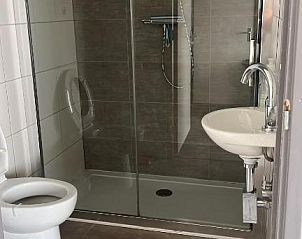 Schone badkamer met glazen douchewand in bed and breakfast Vrije Vlinders, Ijzendijke, Zeeuws-Vlaanderen.