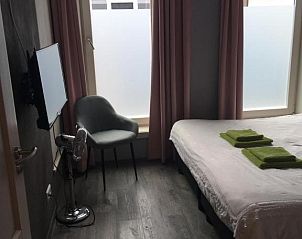 Comfortabele kamer met televisie in Vrije Vlinders bed and breakfast, Ijzendijke, Zeeland.