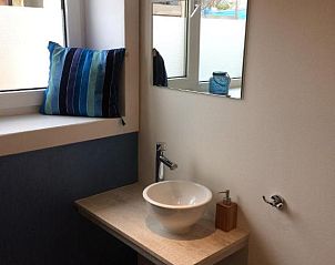 Moderne wastafel met spiegel in bed and breakfast Vrije Vlinders, Ijzendijke, Zeeuws-Vlaanderen.