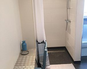 Stijlvolle douche en wastafel in Vrije Vlinders bed and breakfast, Ijzendijke, Zeeland.