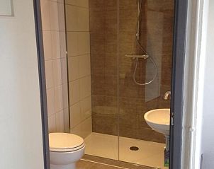 Moderne badkamer met ruime douche in Vrije Vlinders bed and breakfast, Ijzendijke, Zeeland.