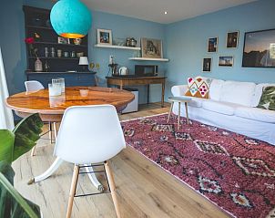 Stijlvolle zithoek in Vakantiehuisje in Hoenderloo, Veluwe, met een warme en gastvrije ambiance.