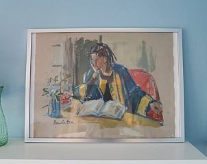Kunstwerk in Vakantiehuisje in Hoenderloo, Veluwe, dat een artistieke touch toevoegt aan de ruimte.